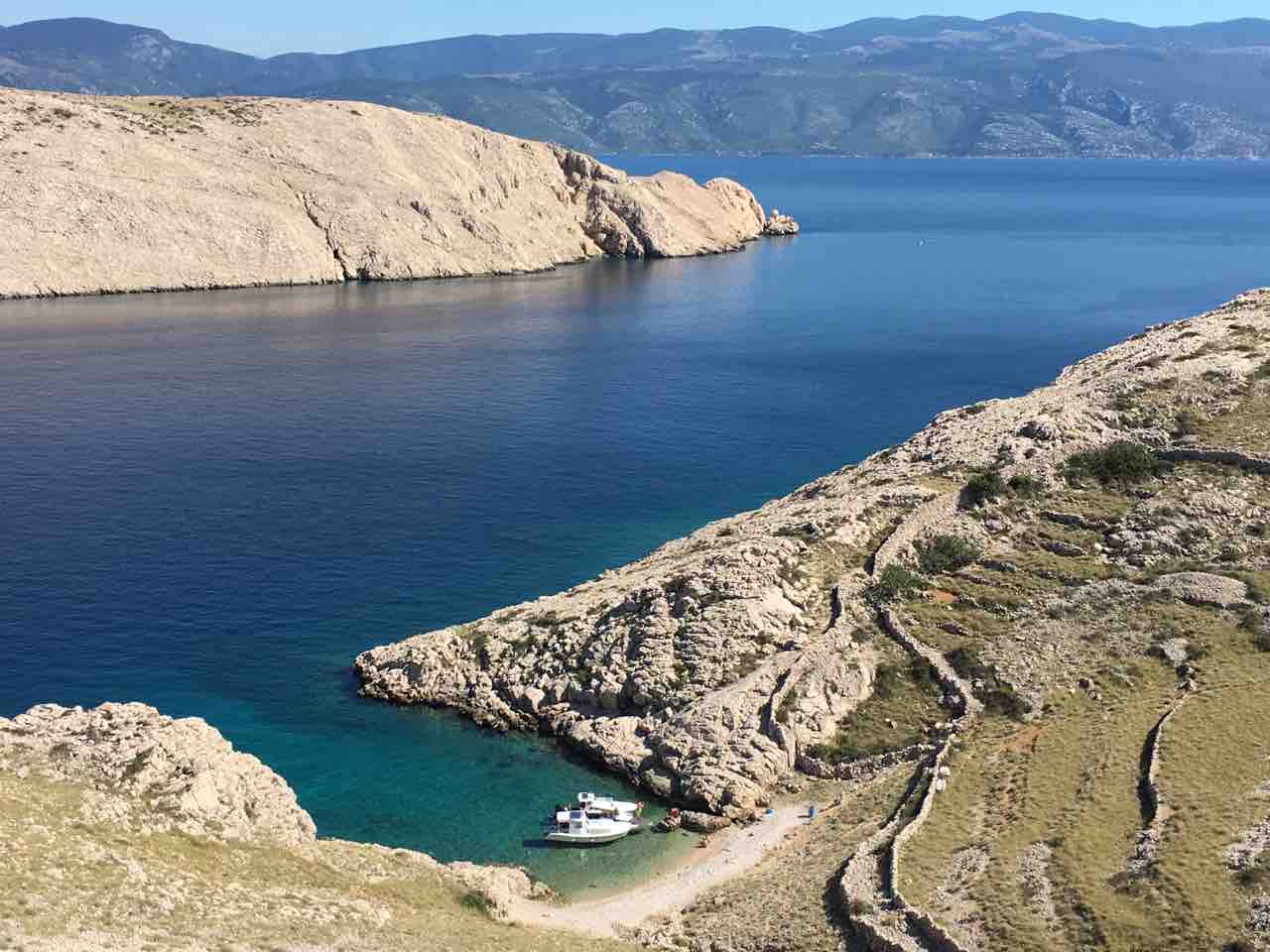 Foto van Gnjilova beach met turquoise puur water oppervlakte