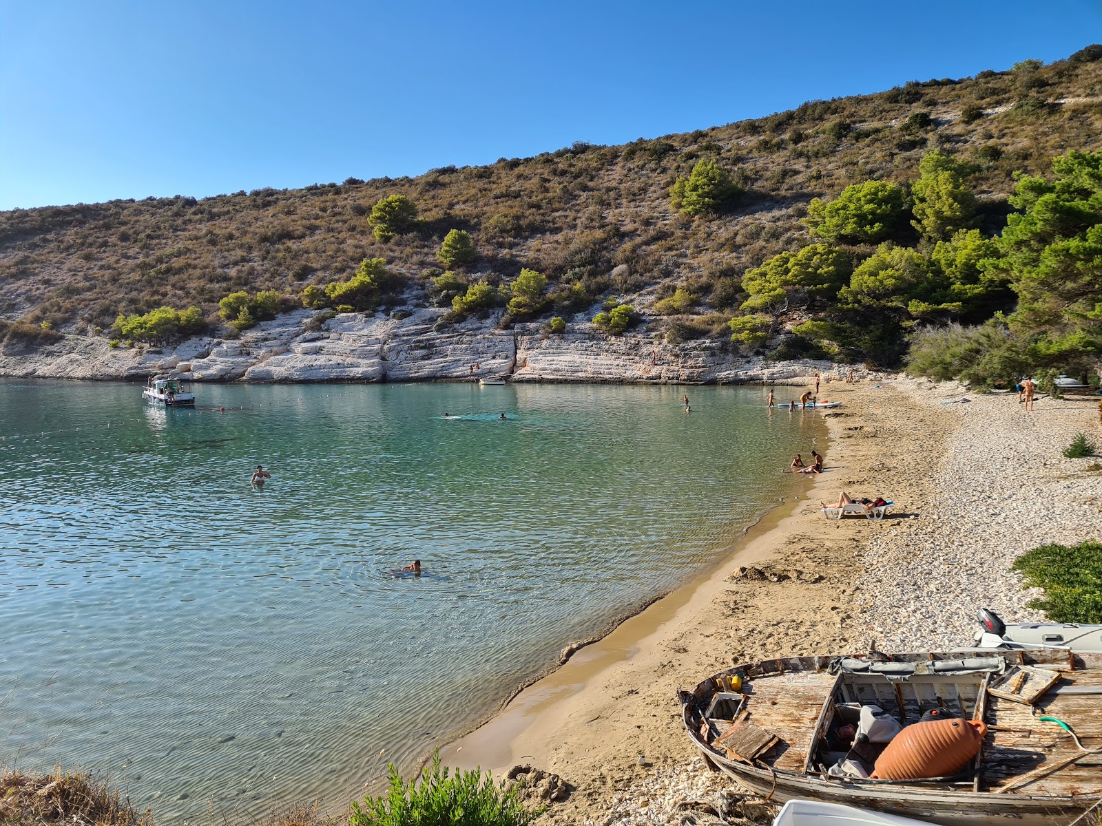 Foto von Porat beach mit türkisfarbenes wasser Oberfläche