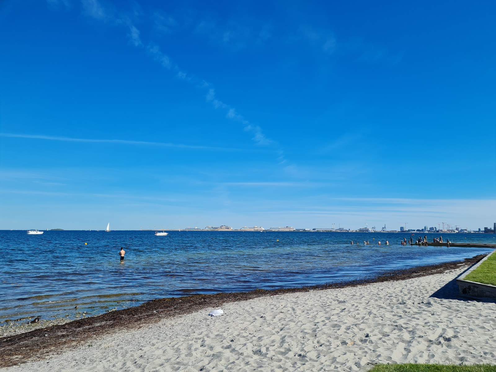 Foto de Charlottenlund Beach con arena beige superficie