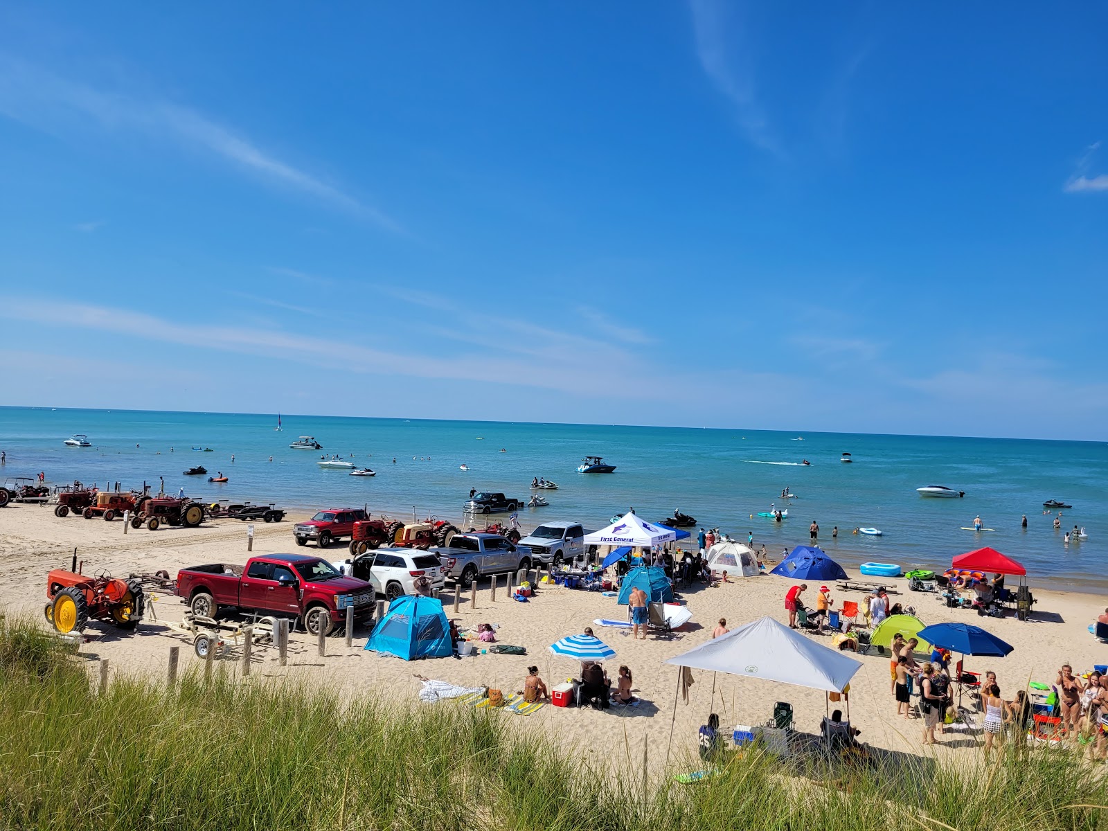 Ipperwash Beach的照片 带有碧绿色纯水表面