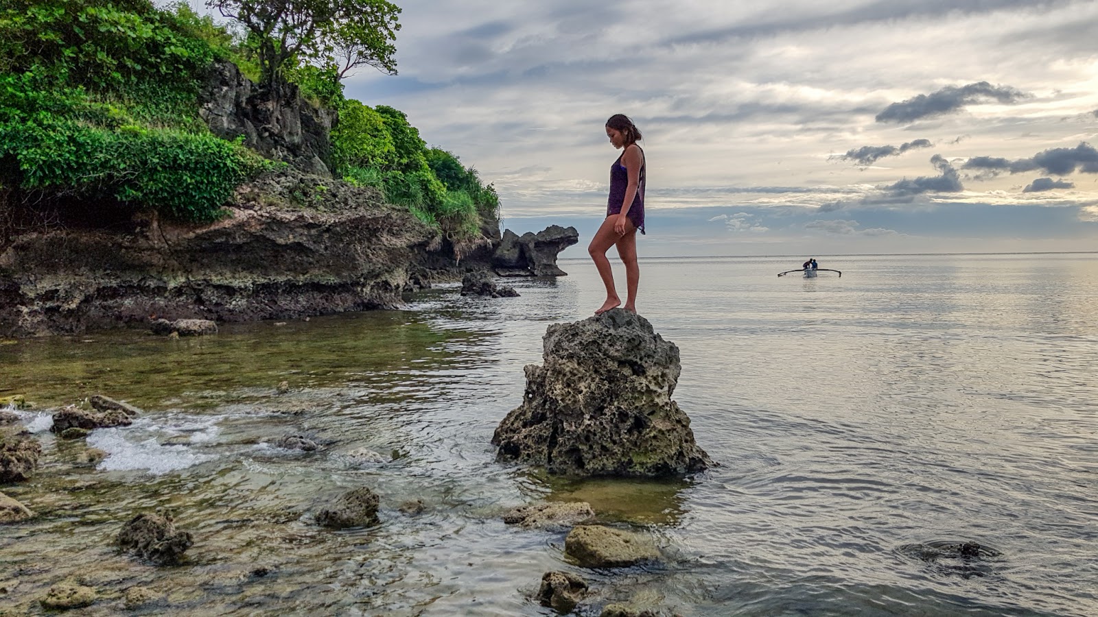 Foto de Cliff beach Siaton com água cristalina superfície