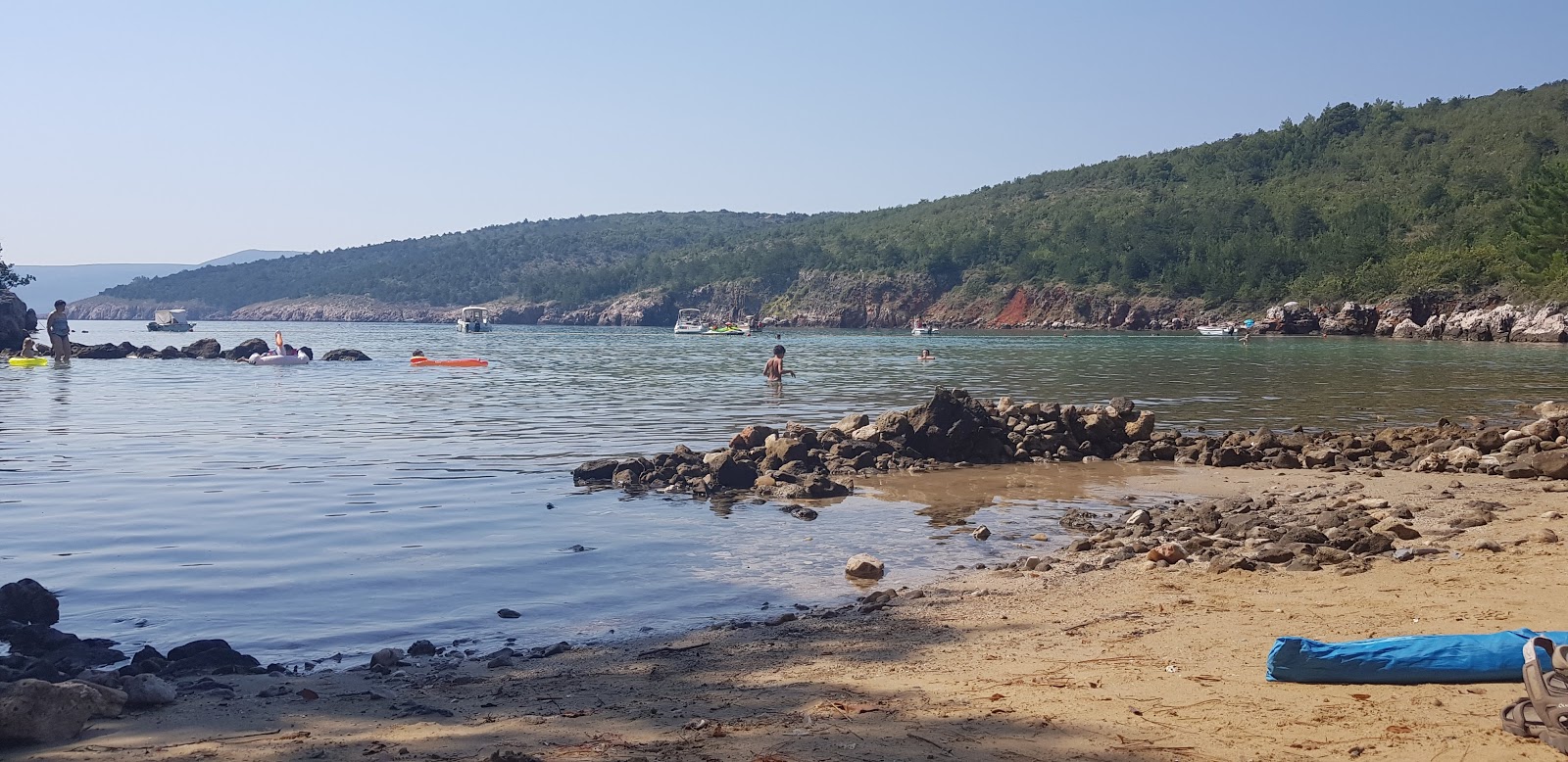 Petrina beach'in fotoğrafı küçük koy ile birlikte