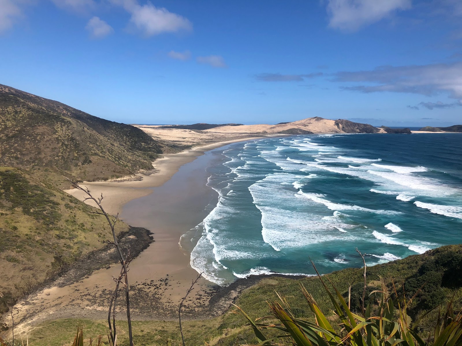 Foto de Te Werahi Beach con arena beige superficie
