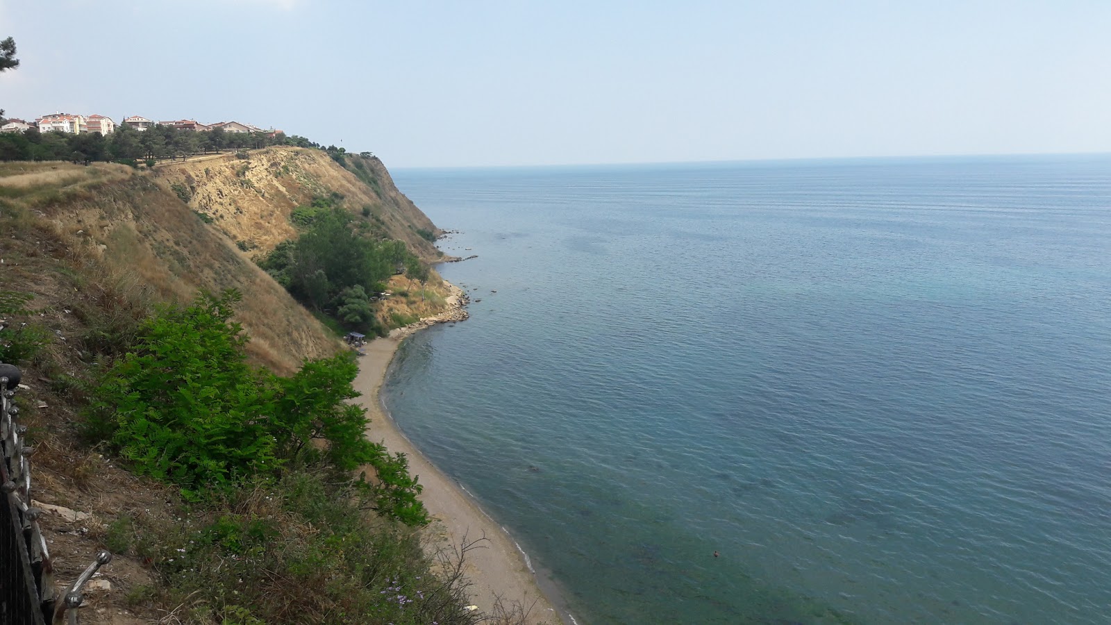 Silivri beach II的照片 带有碧绿色纯水表面