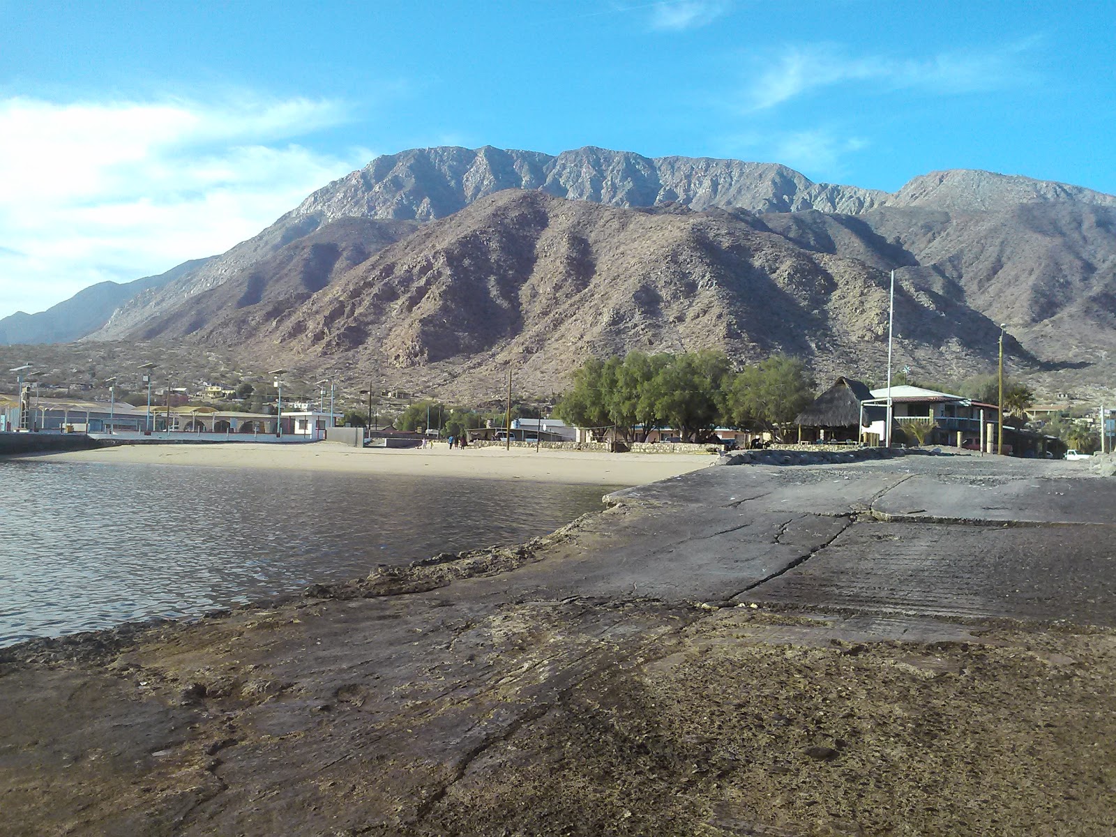 Foto di Playa Bahia de los Angeles con una superficie del acqua cristallina