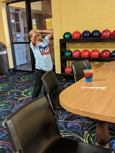 Bowling Alley «Plum Hollow Lanes», reviews and photos, 21900 W Nine Mile Rd, Southfield, MI 48075, USA