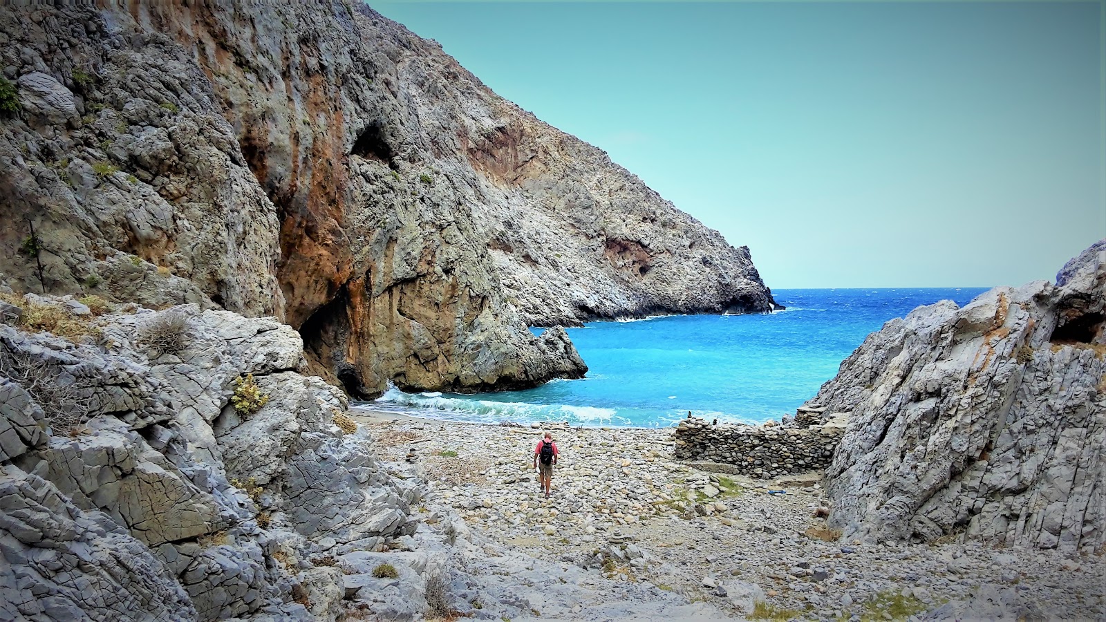 Foto de Mikri Vlychada con cala pequeña