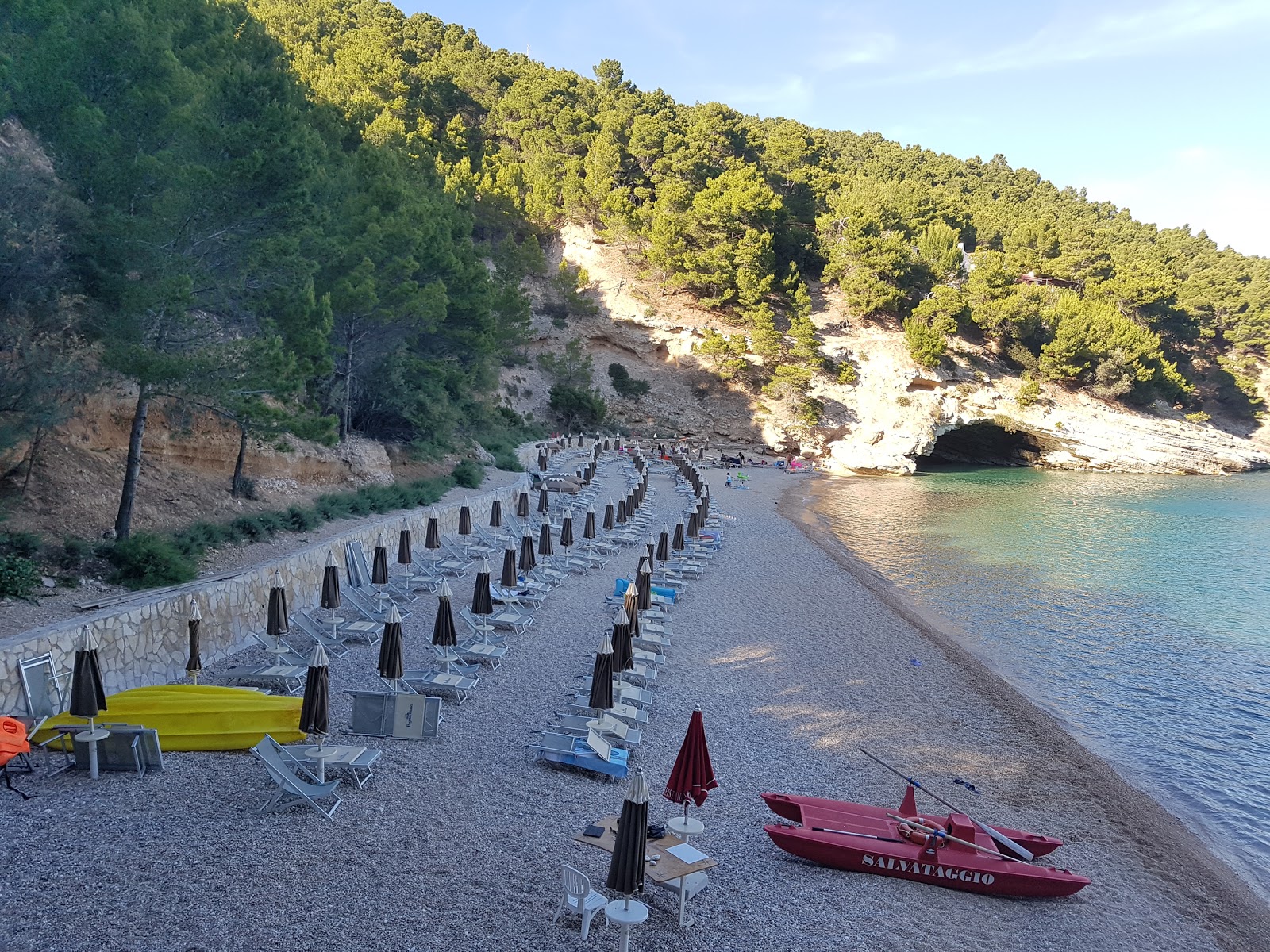 Fotografie cu Spiaggia di Portopiatto cu o suprafață de apa pură turcoaz