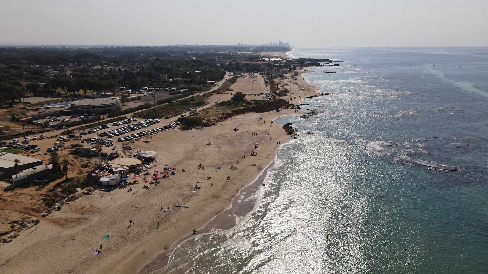 Zdjęcie Mikhmoret beach z przestronna linia brzegowa