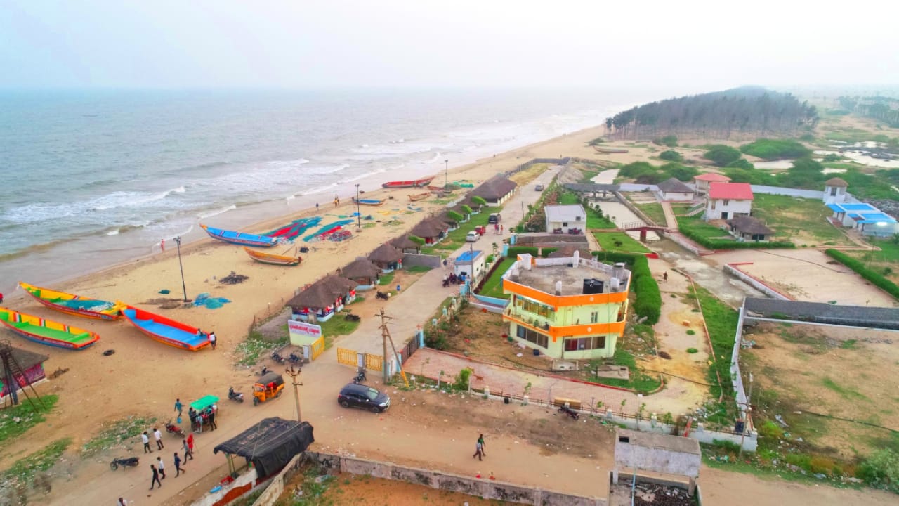Kothapatnam Beach的照片 带有碧绿色纯水表面