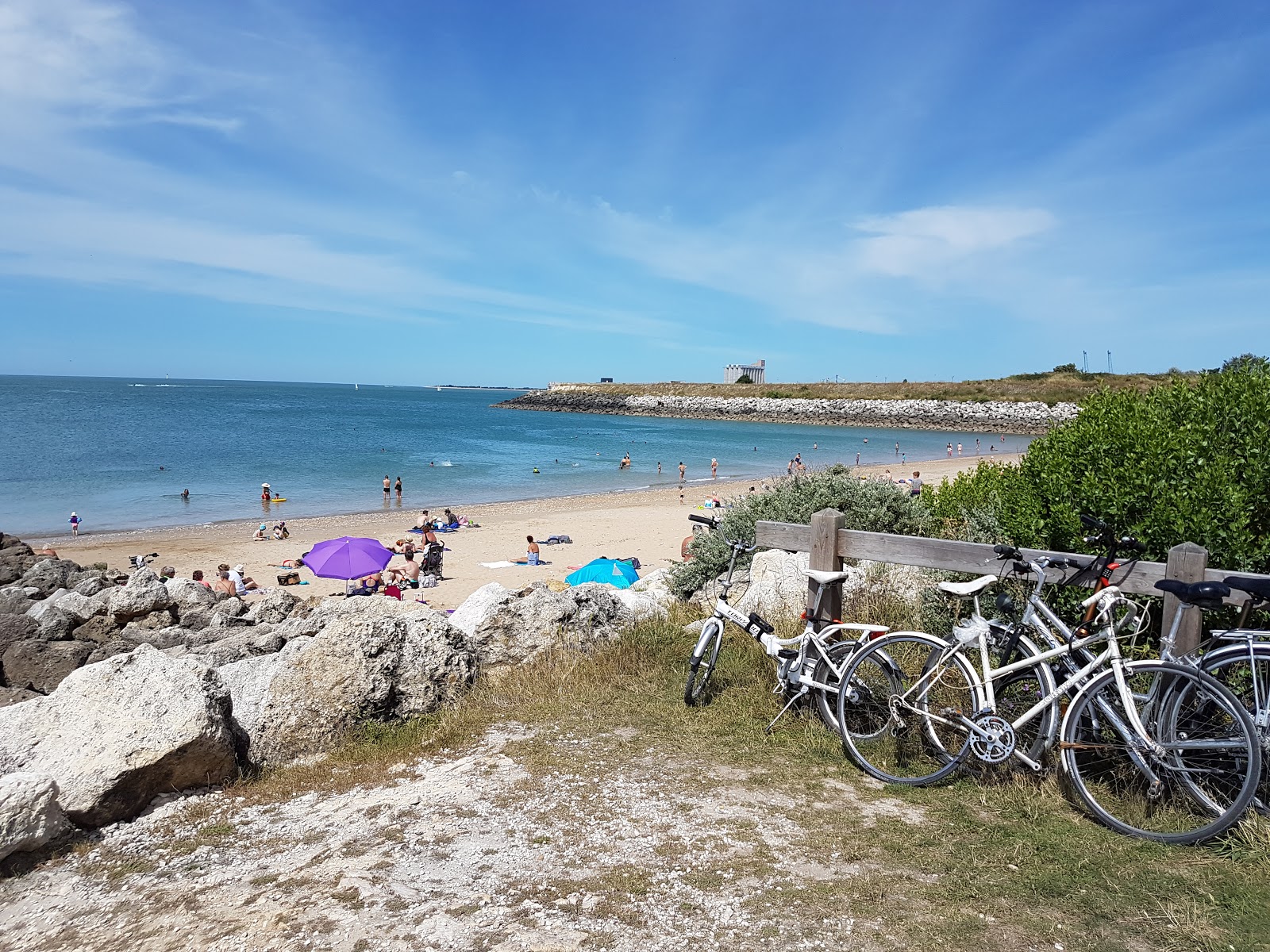 Plage Chef de Baie'in fotoğrafı geniş bir kıyı şeridi ile birlikte