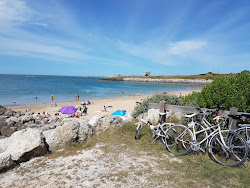 Plage Chef de Baie'in fotoğrafı geniş bir kıyı şeridi ile birlikte
