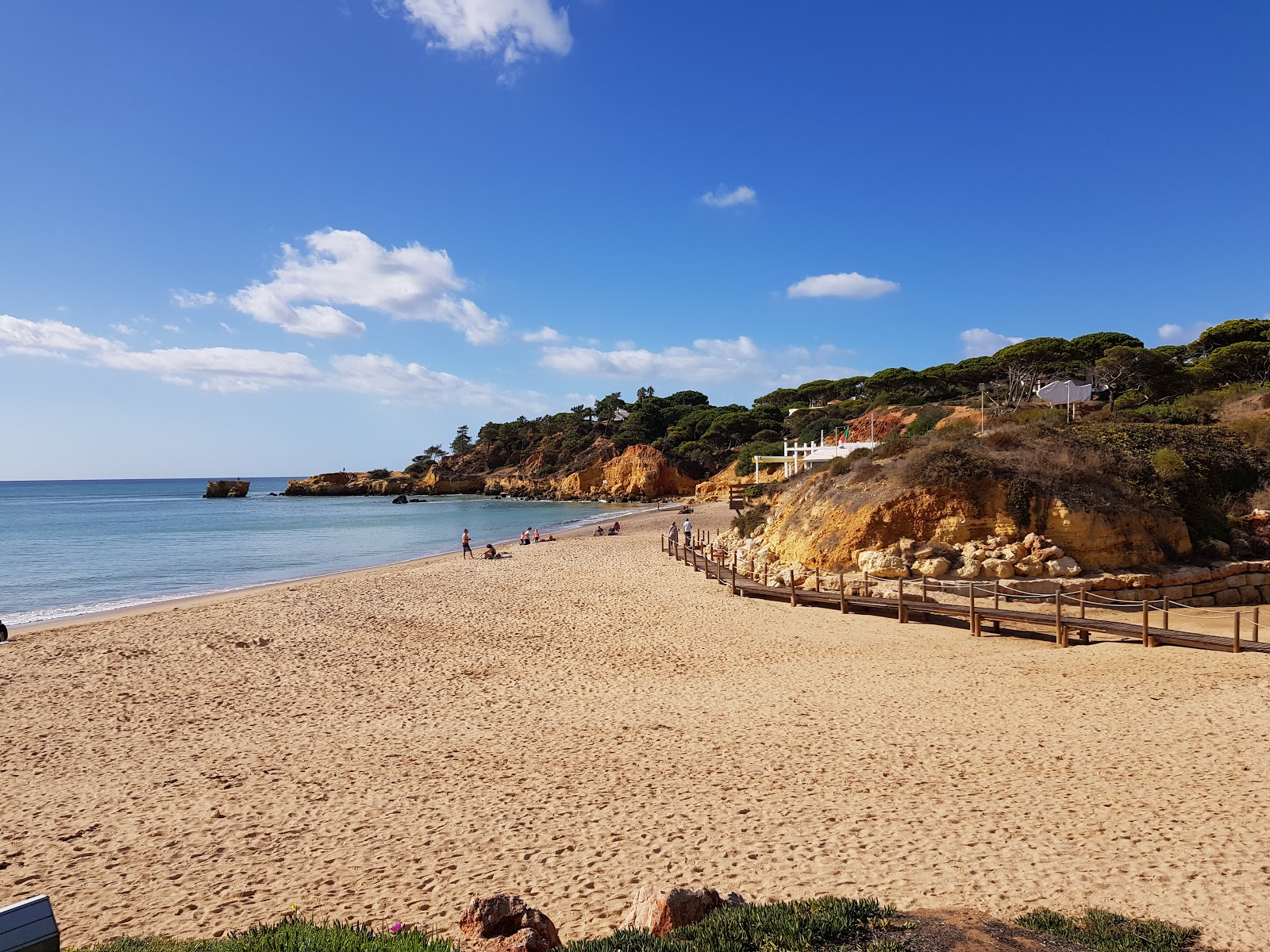 Zdjęcie Praia Santa Eulalia z powierzchnią turkusowa woda