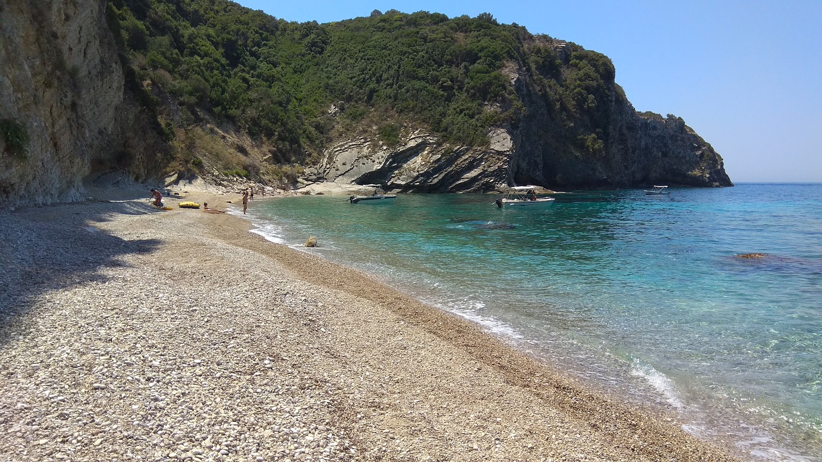Photo de Kolias beach avec sable clair avec caillou de surface
