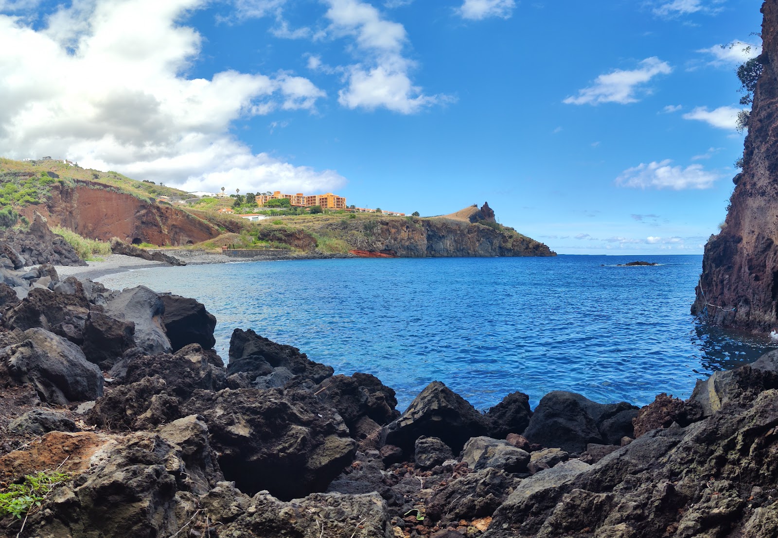Foto von Praia da Atalaia mit graue kiesel Oberfläche