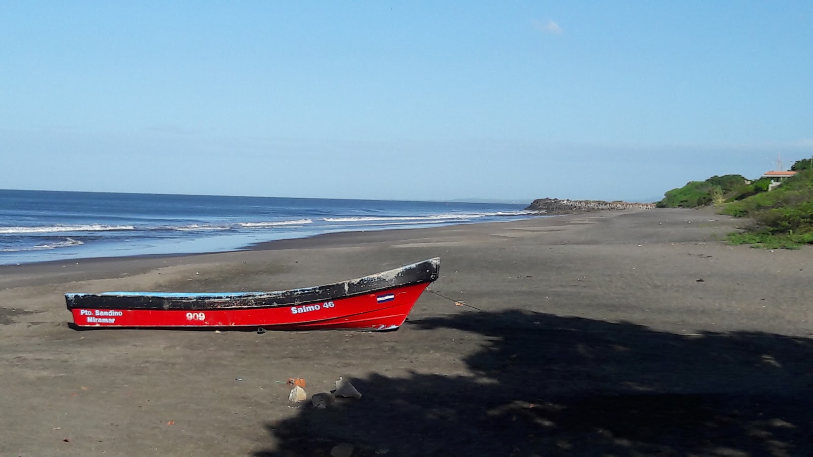 Valokuva Miramar beachista. pinnalla turkoosi puhdas vesi:n kanssa