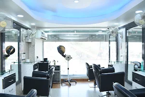 Radiante - Unisex Hair & Beauty Salon in Guwahati image