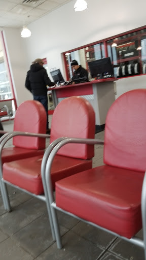 Tire Shop «Discount Tire Store - Oak Lawn, IL», reviews and photos, 6635 95th St, Oak Lawn, IL 60453, USA