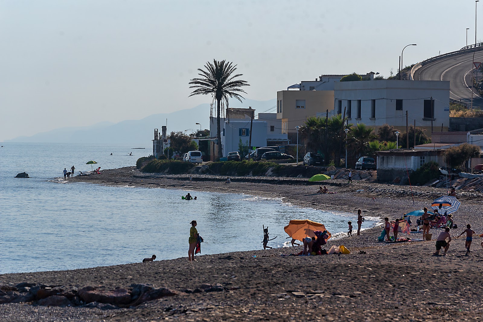 Photo de La Fuente del Ahijado Beach avec rivage droit, long