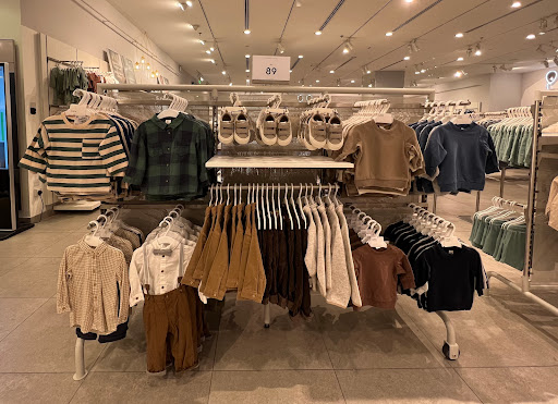 Clothing Store «H&M», reviews and photos, 8518 Fenton St, Silver Spring, MD 20910, USA