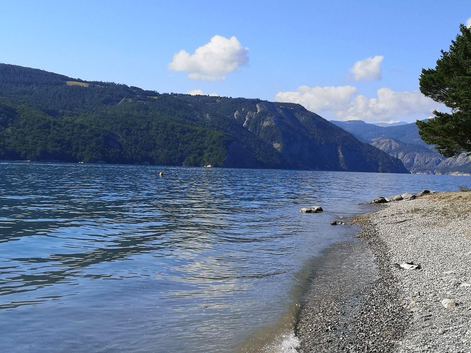 Foto von Plage des Tremouilles von Klippen umgeben