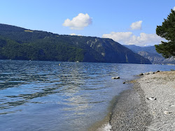 Foto von Plage des Tremouilles von Klippen umgeben