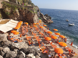 Foto di Lido One Fire Beach circondato da montagne