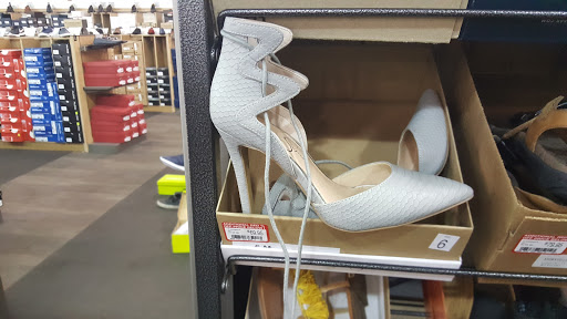 Shoe Store «DSW Designer Shoe Warehouse», reviews and photos, 2155 22nd St, Oak Brook, IL 60523, USA