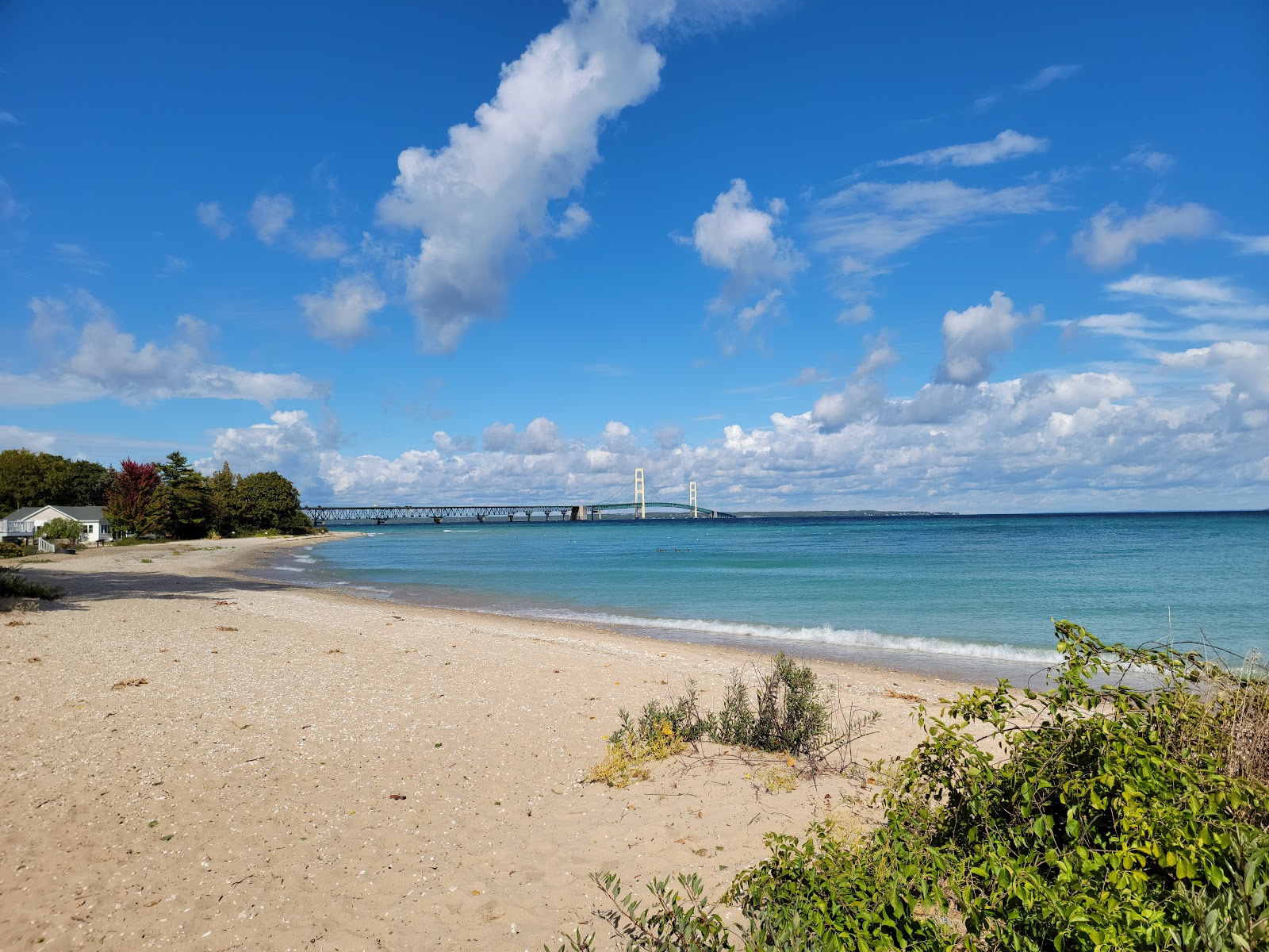 Foto de Gary R Williams Park Beach com areia cinza e seixos superfície