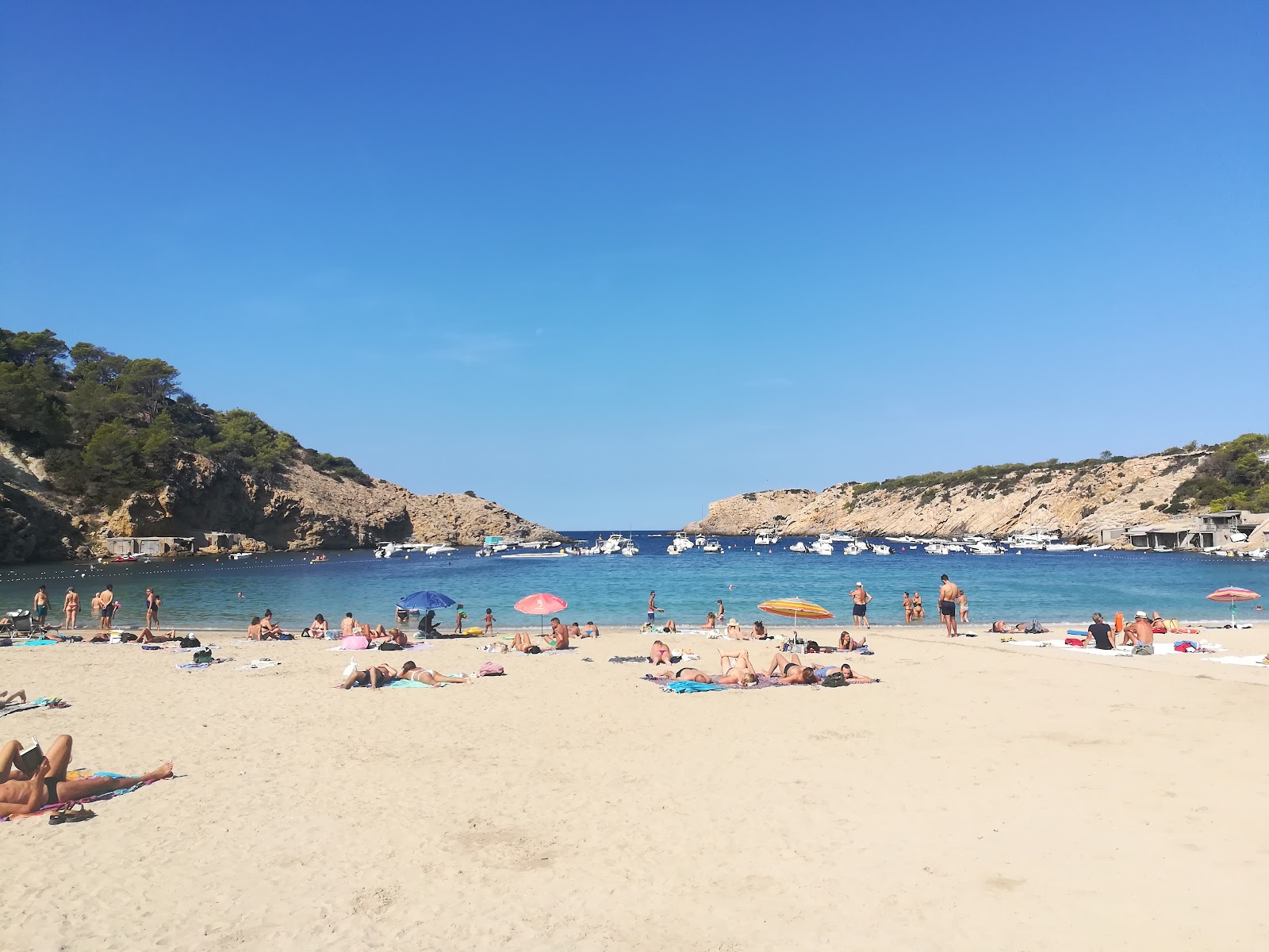 Fotografie cu Playa Cala Vadella cu o suprafață de apa pură turcoaz