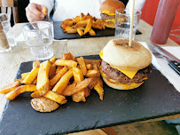 Plats et boissons du Restaurant français Aupa Caminito - Burger croissant 🥐🍔 à Paris - n°7