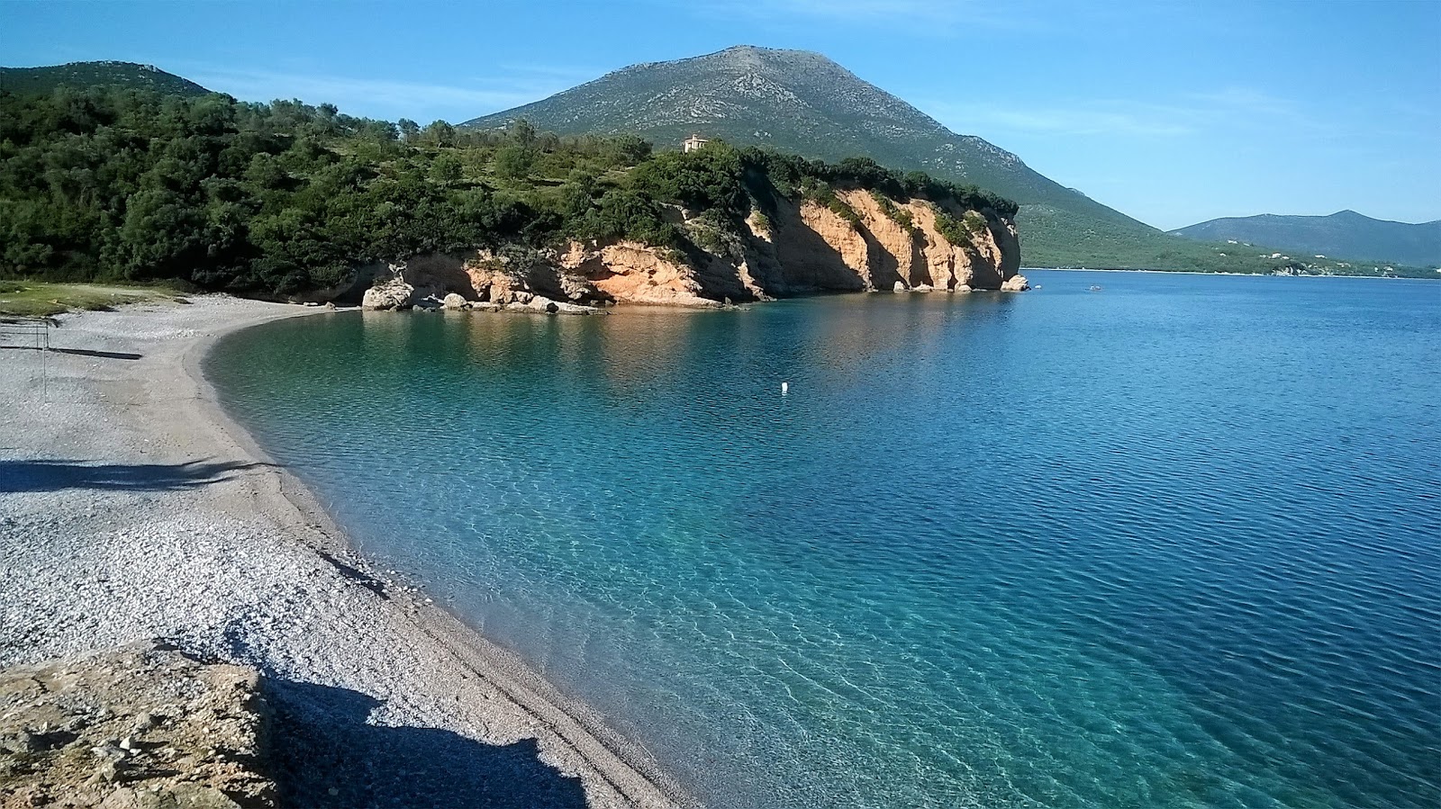 Dermaria beach'in fotoğrafı beyaz ince çakıl yüzey ile