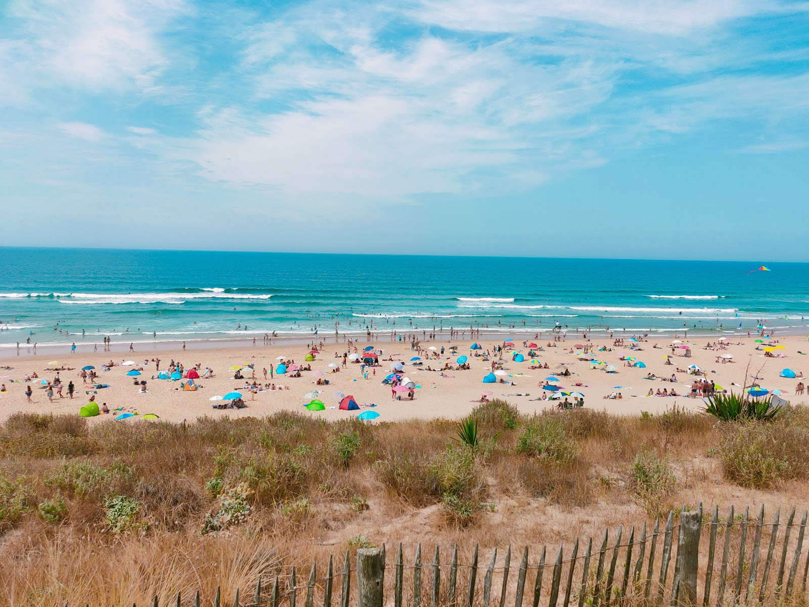 Foto van Contis Strand met recht en lang