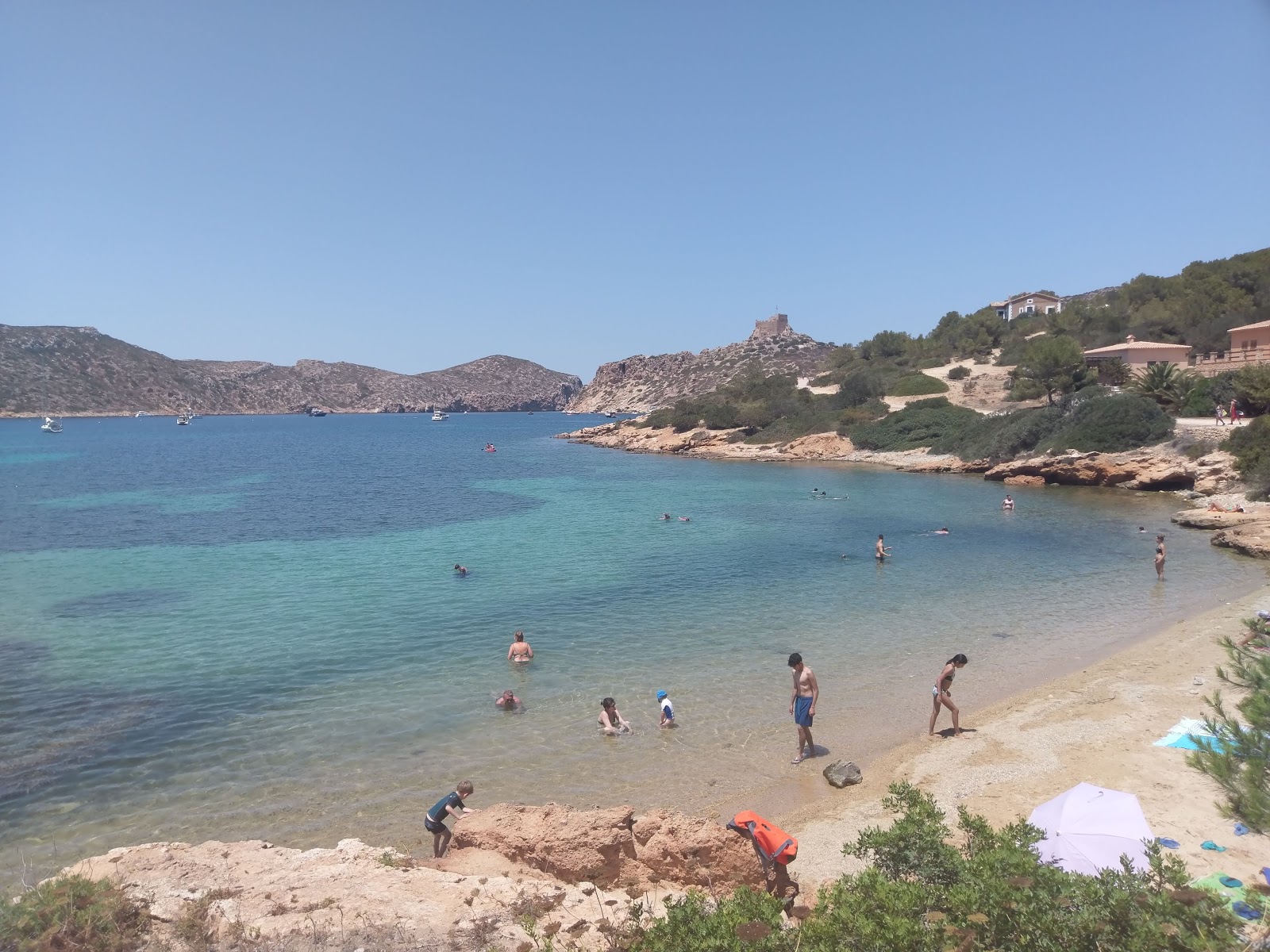 Foto von Playa Sa Plageta mit beiger sand Oberfläche