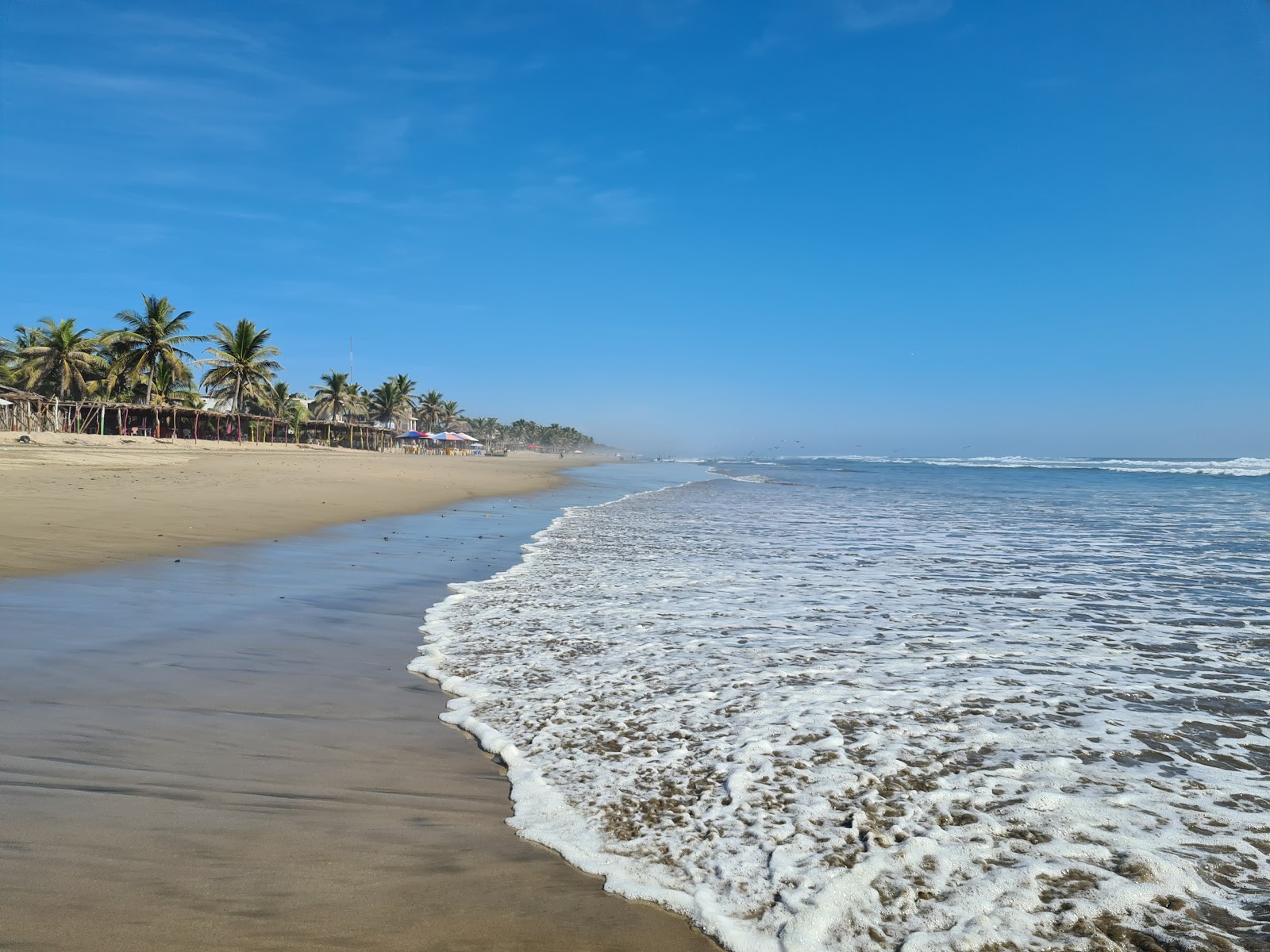 Foto av Playa Azul Michoacan med brunsand yta