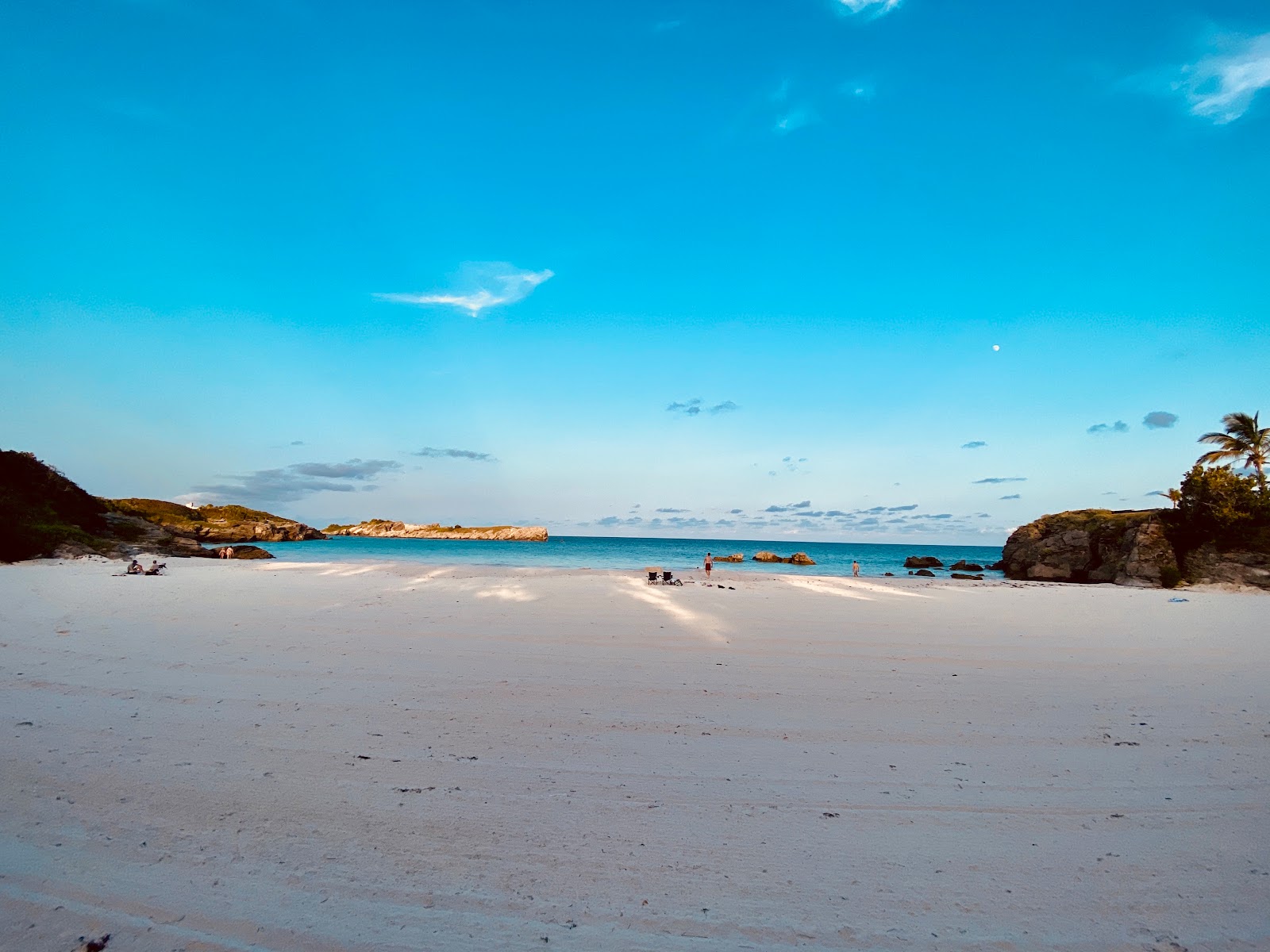 Foto van Frick's beach met wit zand oppervlakte