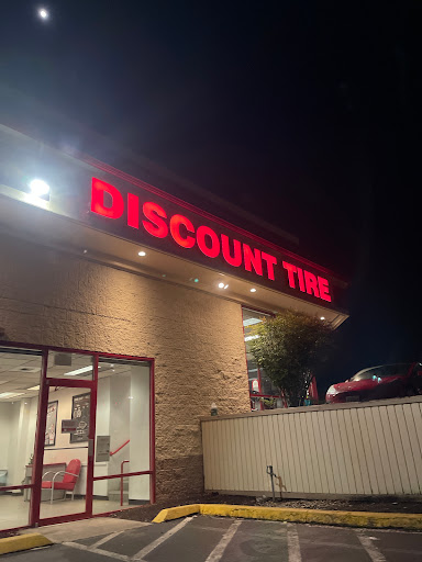 Tire Shop «Discount Tire Store - Kirkland, WA», reviews and photos, 12410 NE 124th St, Kirkland, WA 98034, USA