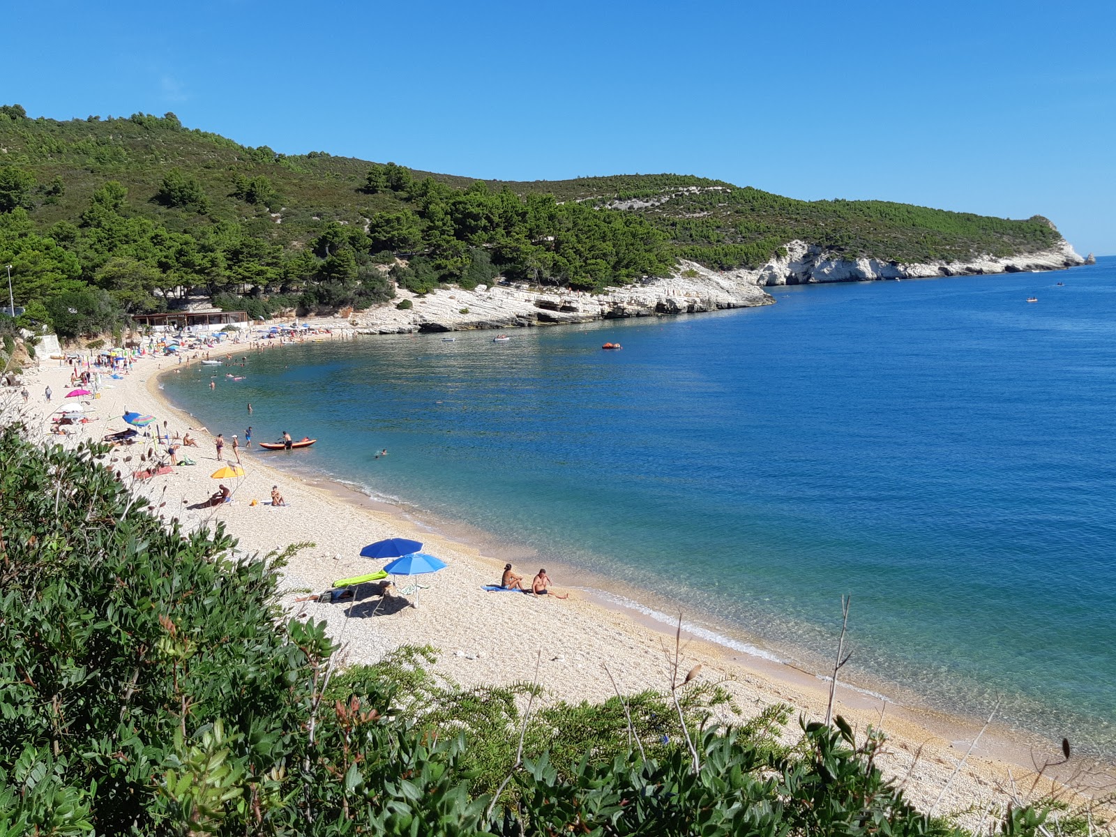 Foto di Baia di Campi con una superficie del ciottolo fine bianco