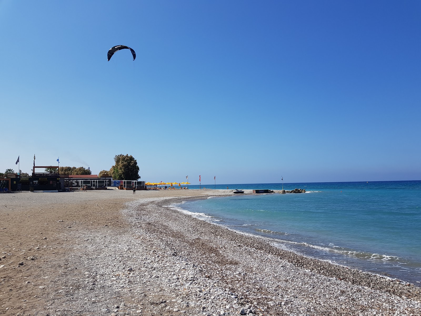 Foto de Paralia Tholos II con arena beige y guijarros superficie