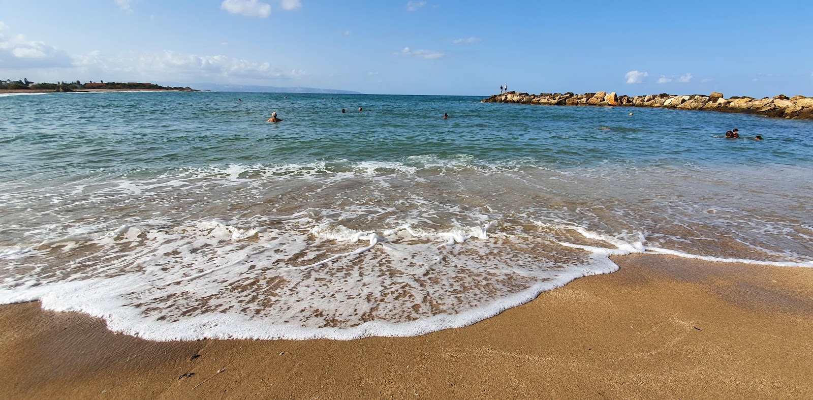 Foto di Shavei Tsion beach con una superficie del acqua turchese