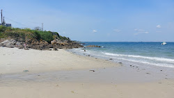 Foto von Plage du Castero umgeben von Bergen