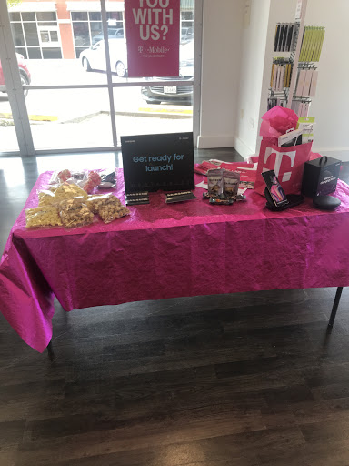 Cell Phone Store «T-Mobile Arlington», reviews and photos, 6401 S Cooper St Suite 145a, Arlington, TX 76001, USA