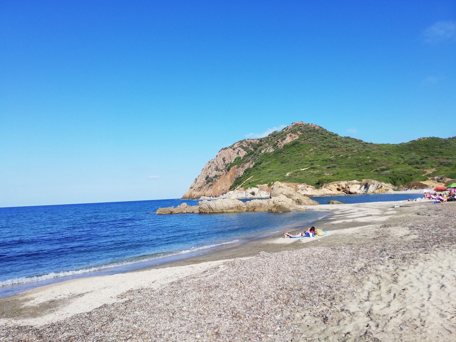 Spiaggia di Feraxi'in fotoğrafı uçurumlarla desteklenmiş