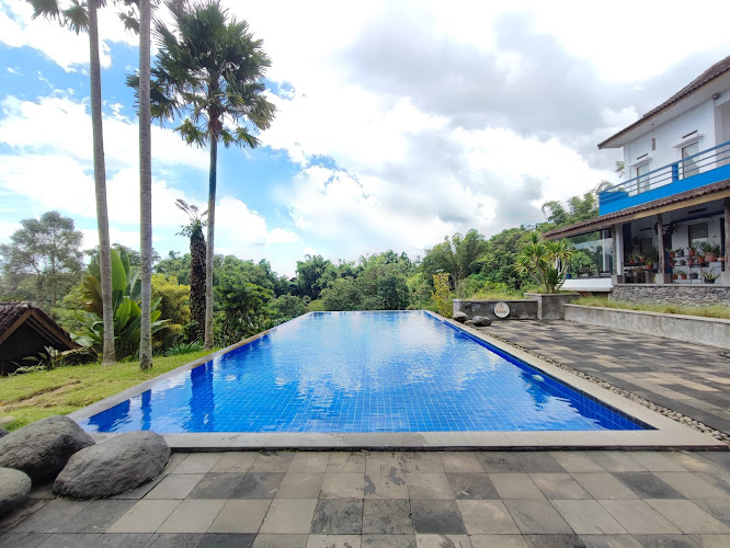 Kolam Renang INFINITY POOL Hotel Kampung Lumbung