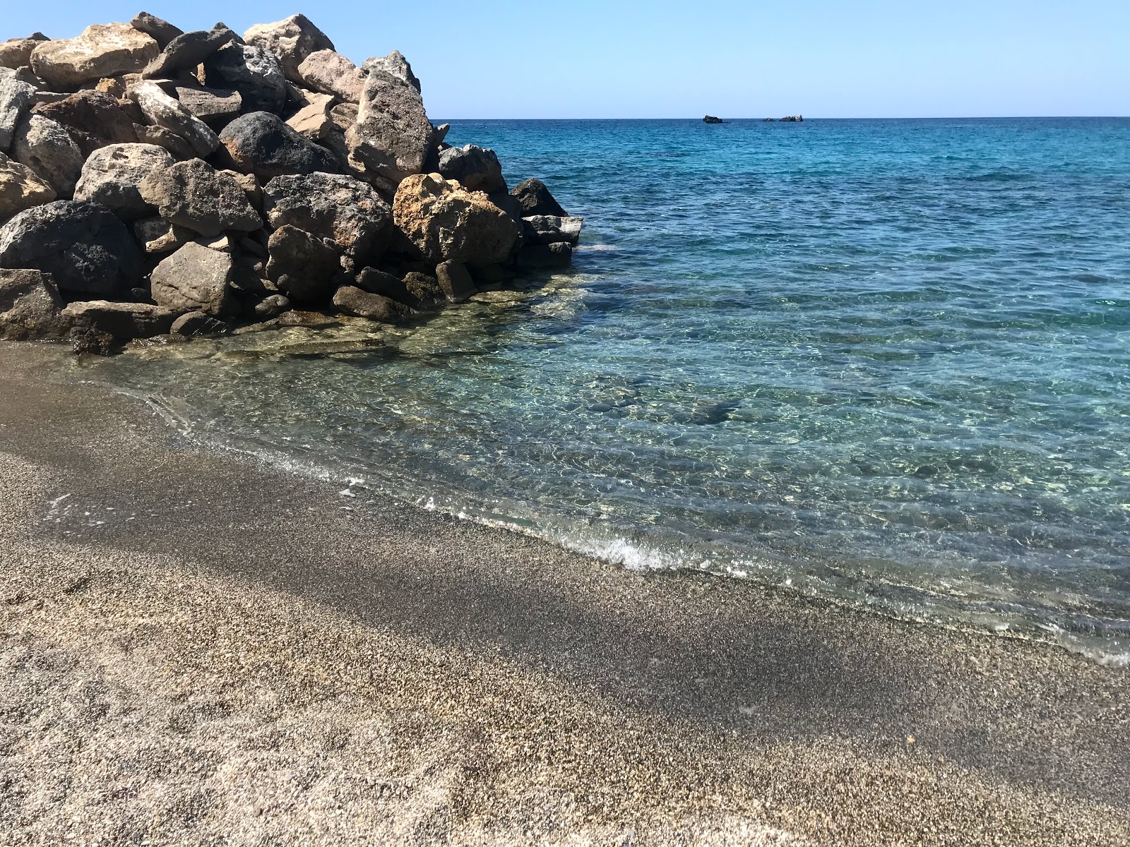 Photo de Lakkos beach - bon endroit convivial pour les animaux de compagnie pour les vacances