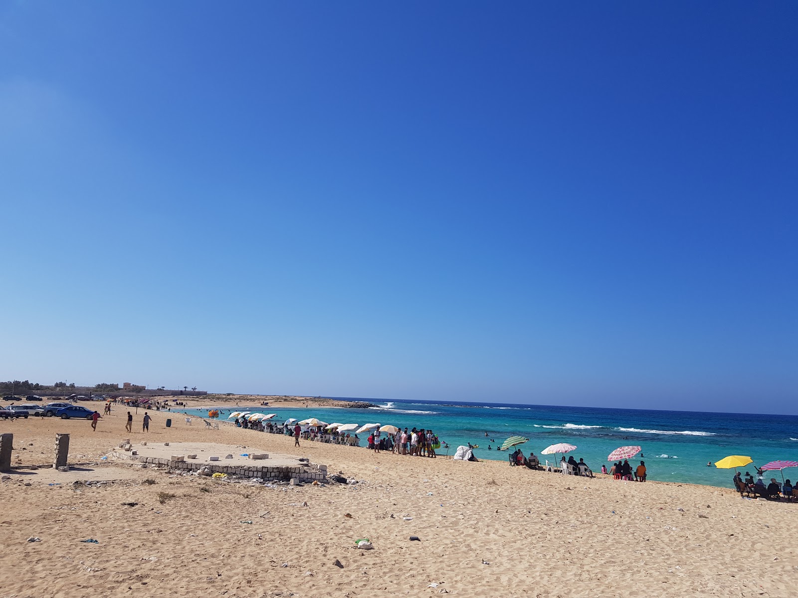 Foto van Minaa Alhasheesh beach met helder fijn zand oppervlakte