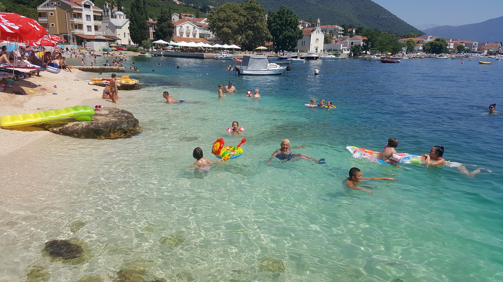 Foto von Pepilon & Colorna mit türkisfarbenes wasser Oberfläche