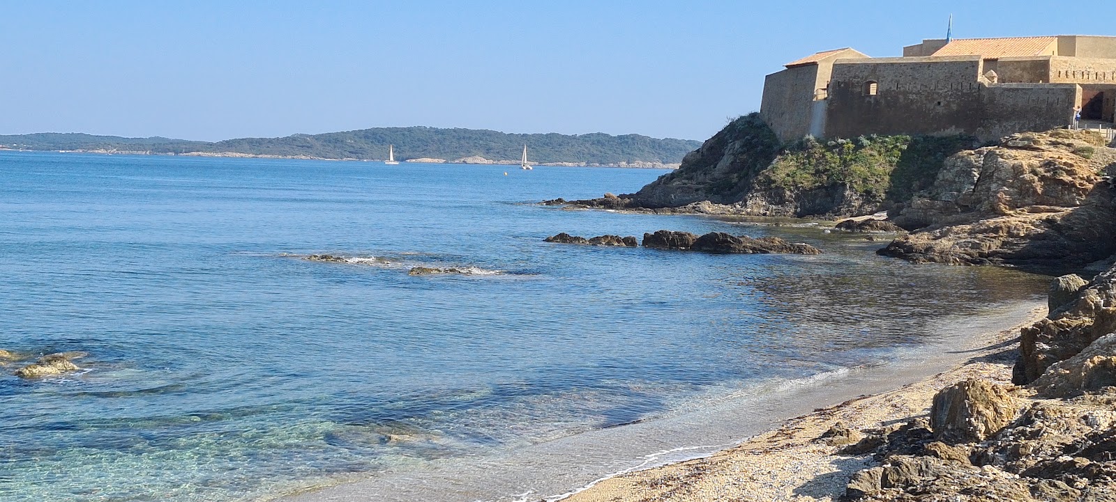 Foto von Plage de la Tour Fondue mit beiger sand Oberfläche