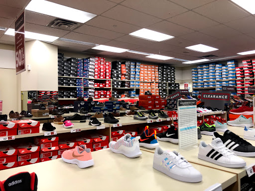 Shoe Store «Famous Footwear», reviews and photos, 40-24 College Point Blvd, Flushing, NY 11354, USA