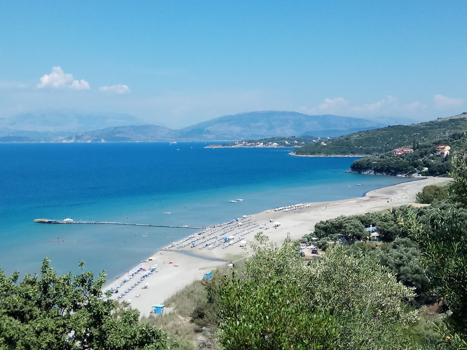 Foto de Praia de Apraos com areia bege fina superfície